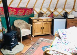 Cotswolds Camping at Holycombe的厨房或小厨房