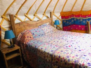 Cotswolds Camping at Holycombe客房内的一张或多张床位