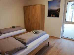 two beds in a room with a window at Ferienbungalows Vital in Lanzenkirchen