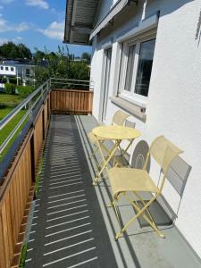 A balcony or terrace at WOHNUNG OBERGESCHOSS mit 3 Schlafzimmer in ruhiger Gegend
