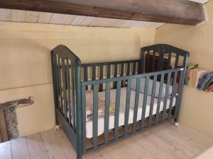 Il giardino dei semplici B&B في Caulonia: سرير طفل في غرفة ذات سقف