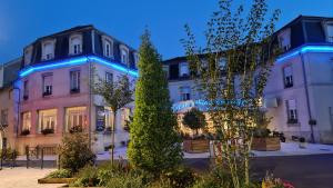 un edificio con luces azules en el lateral. en Grand Hôtel Du Nord, en Vesoul