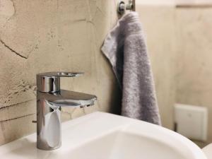 een wastafel met een kraan erop bij Apartment am Kurpark in Wilhelmshaven +25 foto's