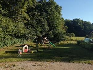un parque con parque infantil y columpio en Maison à la campagne en Lyaud