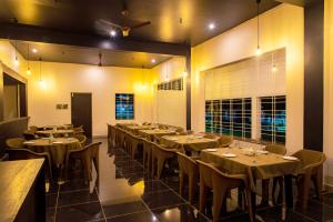 Un restaurante u otro lugar para comer en Mastiff Select Terrain Dandeli
