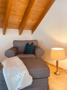 a living room with a couch and a lamp at Gerolstein, Urlaub in der Eifel, Ferienwohnung mit Sauna in Gerolstein