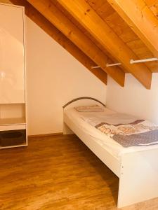 En eller flere senge i et værelse på Gerolstein, Urlaub in der Eifel, Ferienwohnung mit Sauna