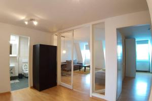 - un salon avec une chambre dotée d'un grand miroir dans l'établissement LEA Apartments Luxus-3-Raum-Wohnung mit Tiefgarage, à Leipzig