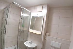 Koupelna v ubytování LEA Apartments Luxus-3-Raum-Wohnung mit Tiefgarage + 5 fotografií