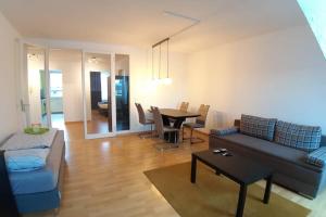 - un salon avec un canapé et une table dans l'établissement LEA Apartments Luxus-3-Raum-Wohnung mit Tiefgarage, à Leipzig