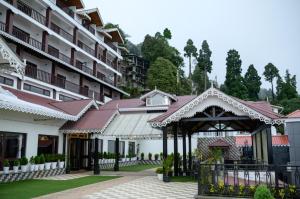 een hotel met een paviljoen voor een gebouw bij Istana Resort & Spa in Darjeeling