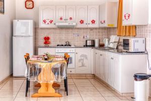 Кухня или мини-кухня в Apollonia Holiday Apartments - Serviced Hotel Apartments
