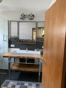 een badkamer met een wastafel en een spiegel bij Ferienwohnung Oya in Füssen