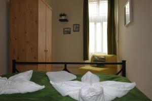 Posteľ alebo postele v izbe v ubytovaní BudapestEasyFlat Wesselenyi