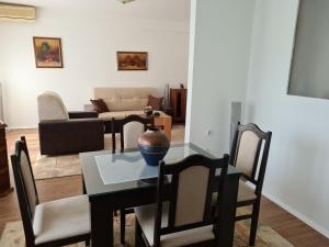 Una sala de estar con una mesa con un jarrón encima. en Ivana's apartment, en Bitola 4 fotos más