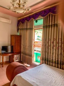 Ein Bett oder Betten in einem Zimmer der Unterkunft Khách Sạn Cương Thảo