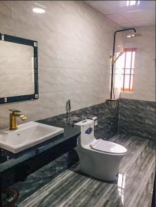 a bathroom with a toilet and a sink at Khách Sạn Cương Thảo in Ha Giang