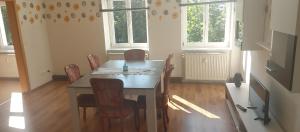 - une salle à manger avec une table et des chaises dans l'établissement Hostel Ballenstedt, à Ballenstedt