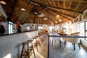 un bar avec des chaises et des tables dans un restaurant dans l'établissement BON Hotel Rustenburg, à Rustenburg