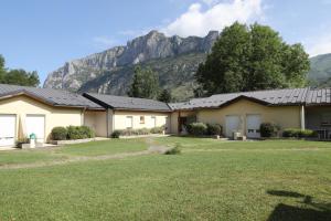 une maison avec une montagne en arrière-plan dans l'établissement Complexe des Oustalous, aux Cabannes