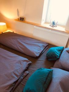 En eller flere senge i et værelse på Gerolstein, Urlaub in der Eifel, Ferienwohnung mit Sauna + 17 billeder