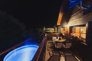 Bazén v ubytování SOVIA WELLNESS CHATA s jacuzzi kaďou a saunou, Čingov nebo v jeho okolí