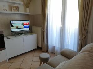 a living room with a couch and a television at Casa Roberto in Susegana