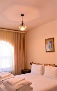 Habitación de hotel con 2 camas y ventana en Tezh Ler Resort, en Shahumyan