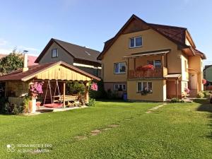 a house with a large yard with a yard at Apartmány Grobarčík in Zuberec