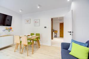 クリニツァ・ズドルイにあるApartament Olaのキッチン、リビングルーム(テーブル、椅子付)