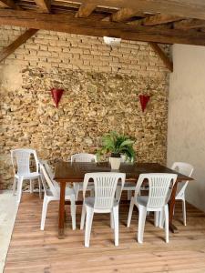 ห้องอาหารหรือที่รับประทานอาหารของ Domaine Miltat - Chambre Crayère