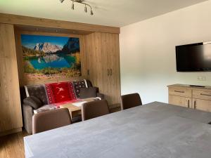Televízia a/alebo spoločenská miestnosť v ubytovaní Appartements Birkenhof
