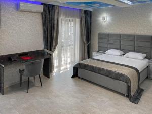 Un pat sau paturi într-o cameră la Prestige apart-hotel