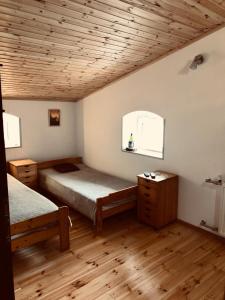 1 dormitorio con 2 camas y techo de madera en U Włochów Różanka koło Międzylesia Przyjazny zwierzętom domowym, en Międzylesie