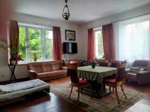 a living room with a table and a couch at Dwór w Odonowie in Odonów
