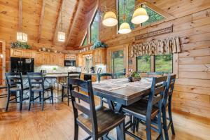 una cucina e una sala da pranzo con tavolo e sedie di Sweet Retreat a Sugar Mountain