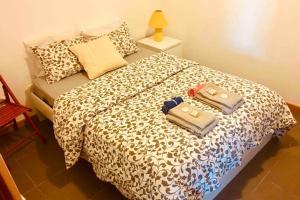 een bed met twee zakken bovenop bij Apartamento Vista do Mar A in Ribeira Quente