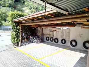 un grupo de bicicletas estacionadas bajo un edificio en Belcolle, il bello della tranquillità, en Chiavenna