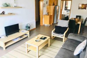 een woonkamer met een bank en een tafel bij Apartamento Vista do Mar A in Ribeira Quente