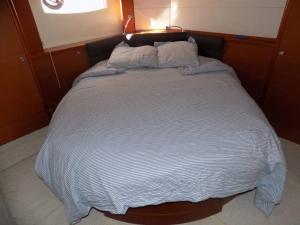 Postel nebo postele na pokoji v ubytování Barca di lusso Prestige 440s