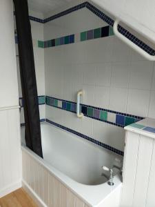 uma casa de banho com uma banheira e um lavatório em Fairholme Apartment em Dartmouth
