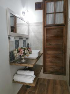 y baño con lavabo, espejo y toallas. en Piso restaurado en Santa Cruz de La Palma en Santa Cruz de la Palma