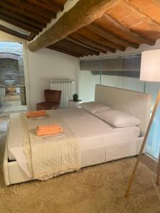 Posteľ alebo postele v izbe v ubytovaní La Torre di Borgunto - Piazza Grande
