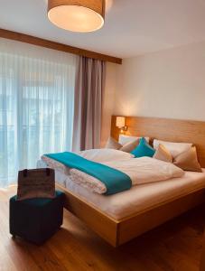 Un pat sau paturi într-o cameră la Biancas Luxury Apartment close Ischgl Spa & Pool