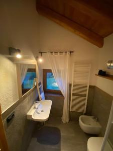 łazienka z umywalką i toaletą w obiekcie Giasson w mieście Valgrisenche