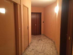 un corridoio vuoto con pavimento in marmo in una stanza di AZURELLE a Nizza Altre 23 foto