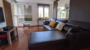 ein Wohnzimmer mit Couch und Tisch in der Unterkunft Villa Zen Costa Brava in Lloret de Mar