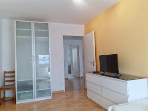 TV a/nebo společenská místnost v ubytování LEA Apartments Luxus-3-Raum-Wohnung mit Tiefgarage