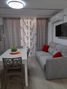 un soggiorno con divano e tavolo di Casa Nannina a Matera