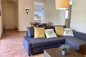 - un salon avec un canapé bleu et une table dans l'établissement Aroeira - Sea & Golf Apartment, à Aroeira